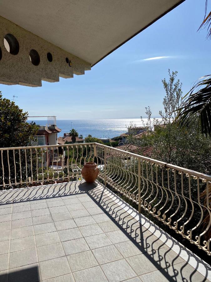 Casa Vacanze Eden Aci Castello Exterior photo
